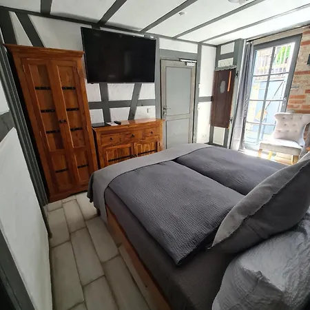 Altes Hinterhaeusel 3*